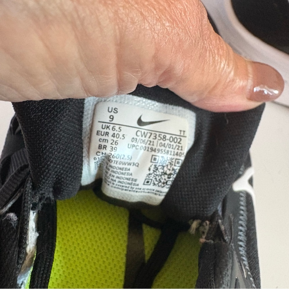 Nike Black and White Womens Athletic Sneakers - Picture 8 of 9
